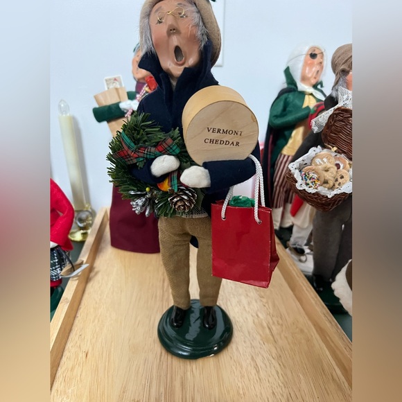 Byers choice grandma and grandpa holiday shopper carolers - Picture 2 of 2